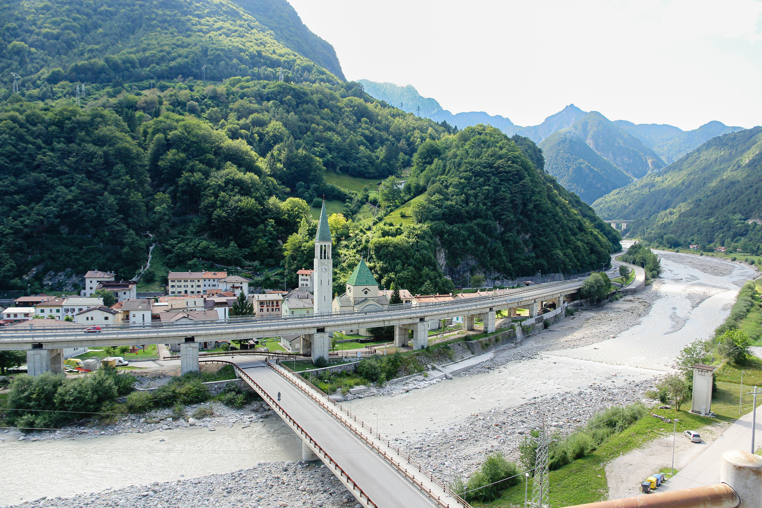 Von oben auf den Ort mit dem schlanken Campanile, daneben die Viadukte